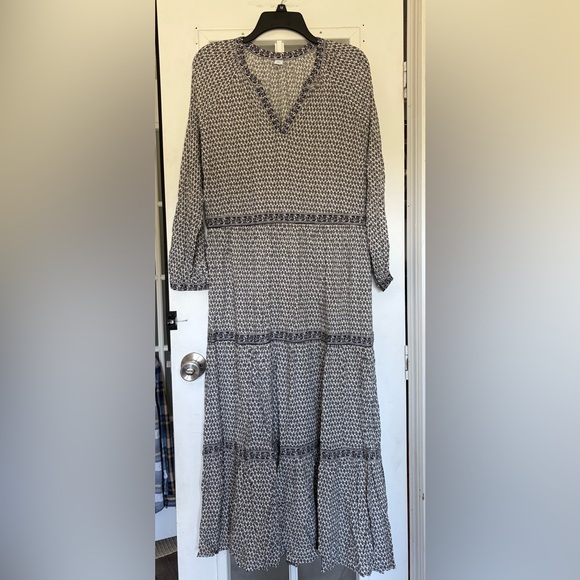 Old Navy Dresses & Skirts - Old Navy Black and White V‑Neck Tiered Maxi Dress